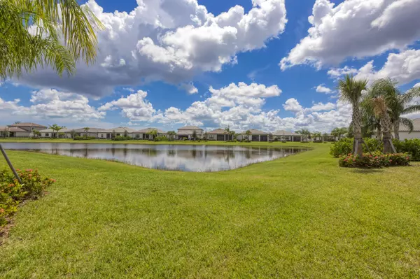 Port Saint Lucie, FL 34984,833 SE Courances DR