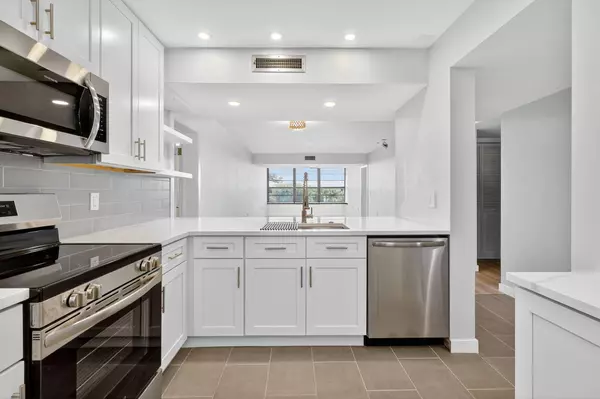 3710 Whitehall DR 404, West Palm Beach, FL 33401
