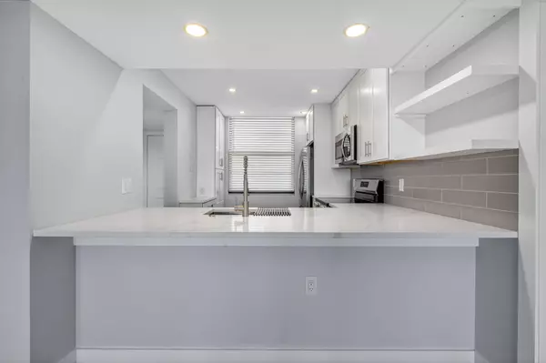 West Palm Beach, FL 33401,3710 Whitehall DR 404