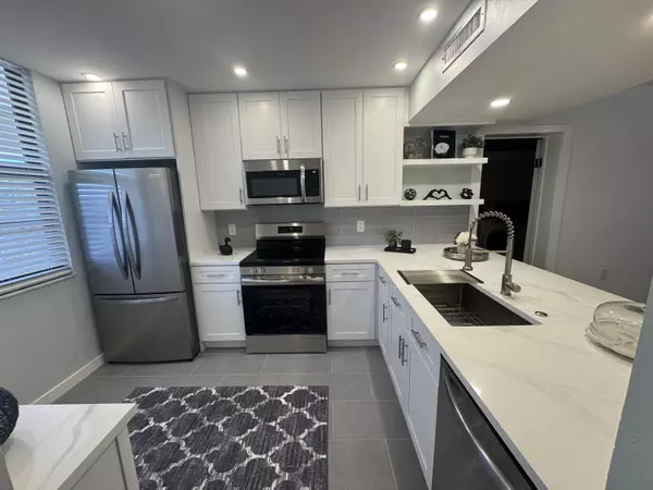 West Palm Beach, FL 33401,3710 Whitehall DR 404