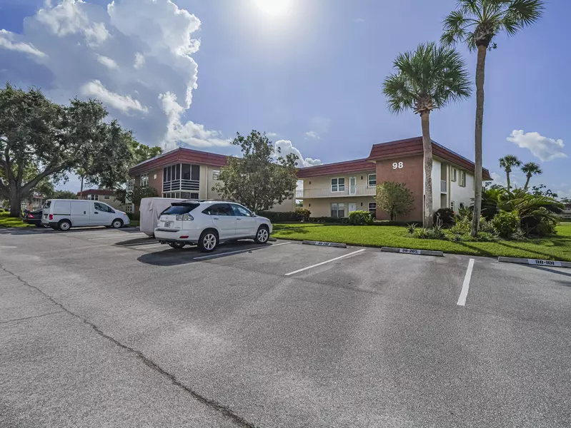 98 Spring Lake DR 205, Vero Beach, FL 32962
