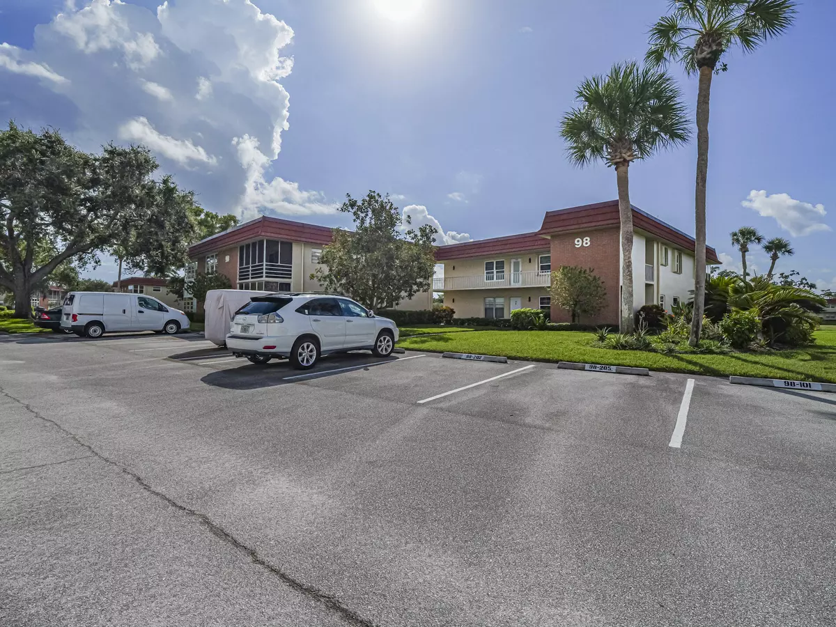Vero Beach, FL 32962,98 Spring Lake DR 205