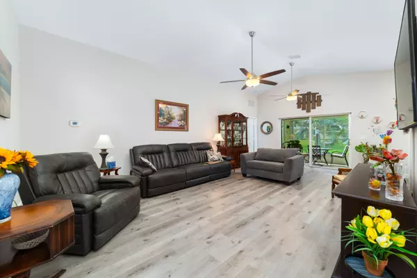 Port Saint Lucie, FL 34986,453 SW Talquin LN