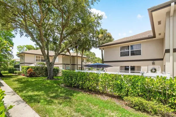 33 Clinton CT C, Royal Palm Beach, FL 33411