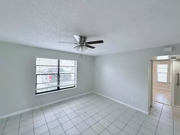 West Palm Beach, FL 33415,5924 Longbow LN 1