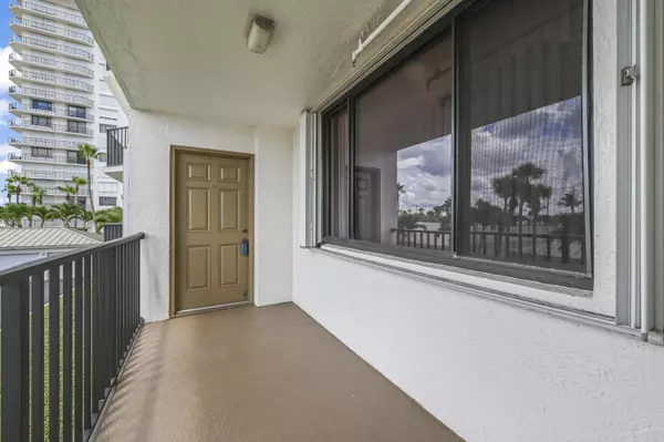 Fort Pierce, FL 34949,3120 N Highway A1a 201