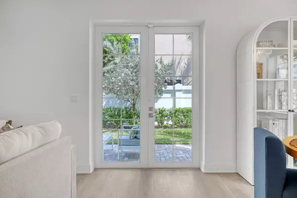 Tequesta, FL 33469,114 Royal Palm CIR