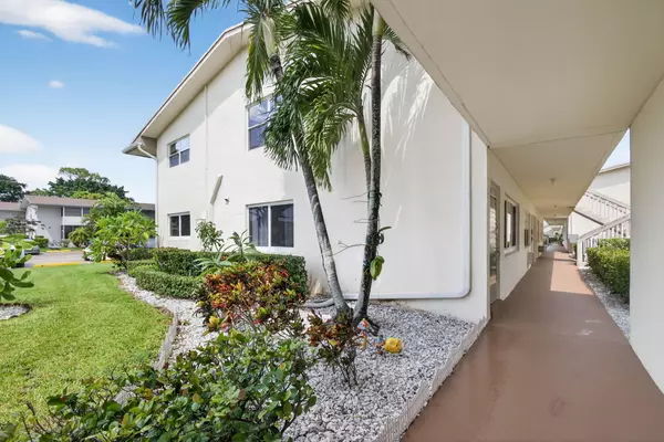 West Palm Beach, FL 33417,221 Coventry J