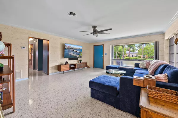 Lake Worth Beach, FL 33460,631 S Palmway