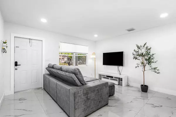 3837 NE 16th TER, Pompano Beach, FL 33064