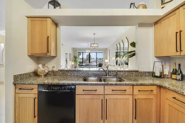 North Palm Beach, FL 33408,370 Golfview RD 202