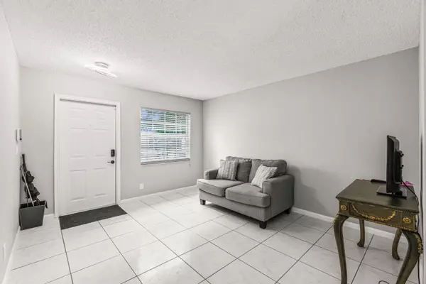 Lake Worth, FL 33463,6644 Country Winds CV 6644