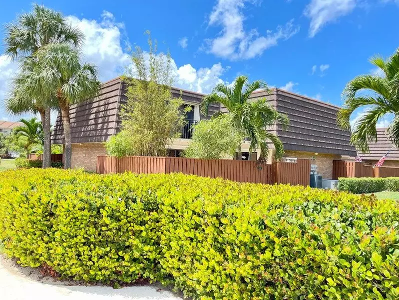 1716 17th CT, Jupiter, FL 33477
