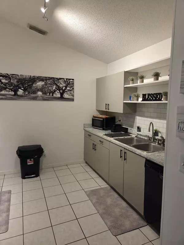 Lantana, FL 33462,946 Julia Heights DR