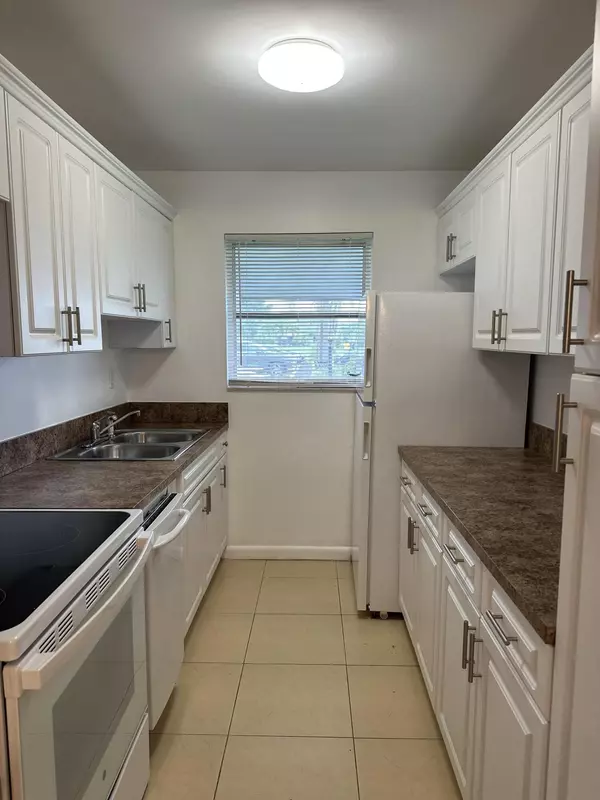 Delray Beach, FL 33445,552 High Point DR C