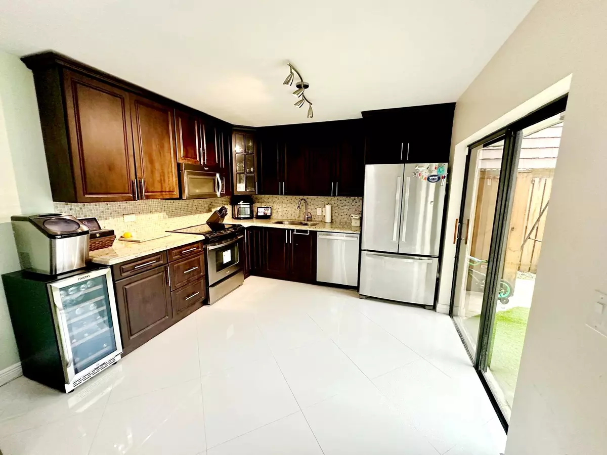 Palm Beach Gardens, FL 33418,819 8th LN