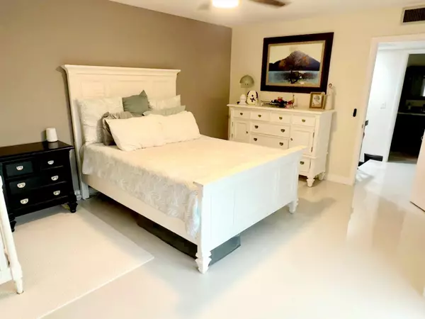 Palm Beach Gardens, FL 33418,819 8th LN