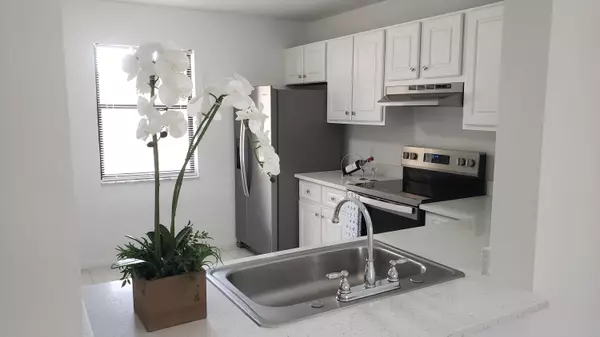 1210 E Lakeview DR, Royal Palm Beach, FL 33411