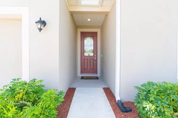 Port Saint Lucie, FL 34983,742 SE Majestic TER
