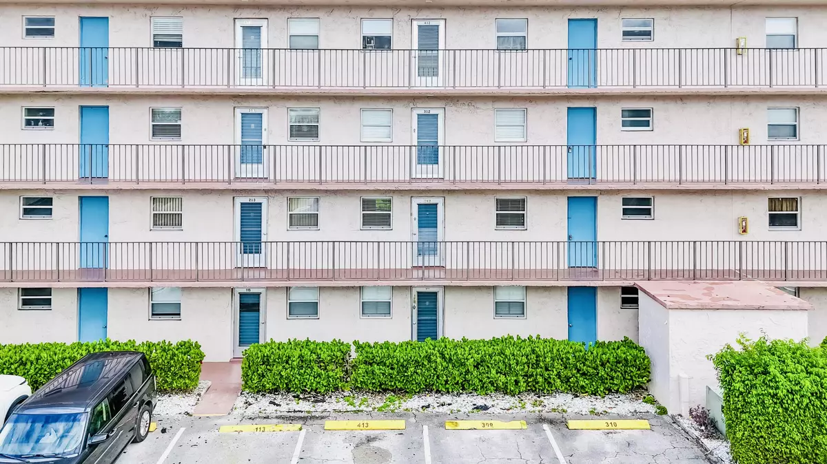 Palm Springs, FL 33461,725 Lori DR 212