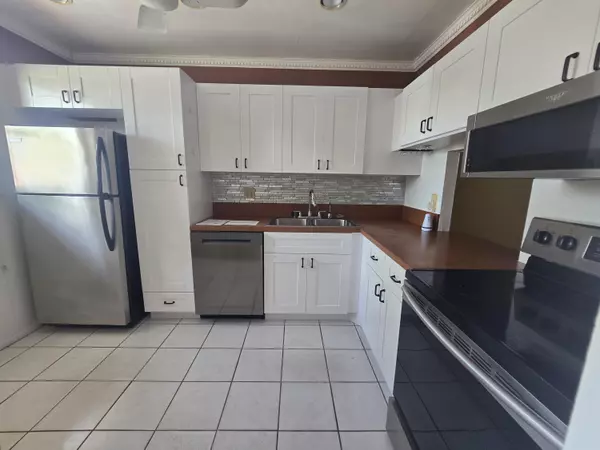 West Palm Beach, FL 33411,102 Lake Anne DR