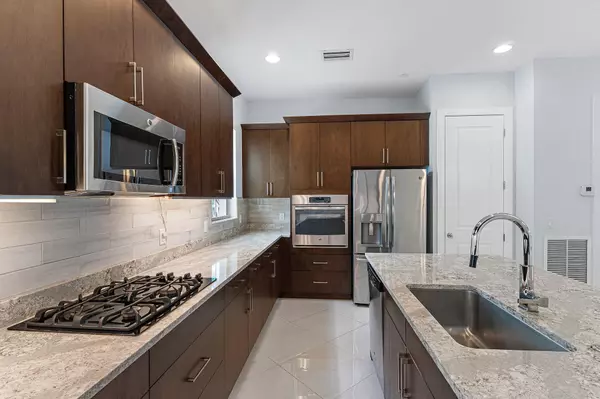 Palm Beach Gardens, FL 33418,7085 Edison PL