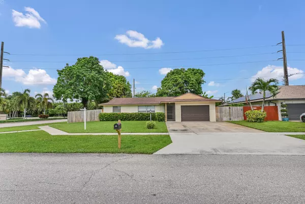 5001 Woodstone CIR, Lake Worth, FL 33463