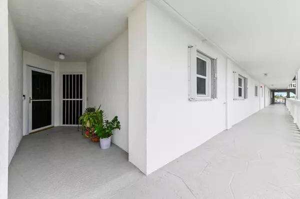 Lake Park, FL 33403,301 Lake Shore DR 402