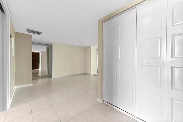 Lake Park, FL 33403,301 Lake Shore DR 402