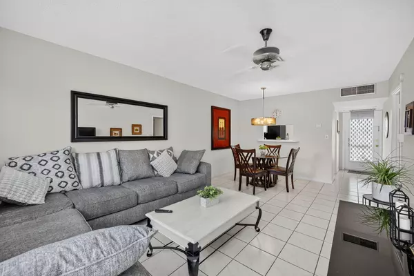 Lauderhill, FL 33313,4431 NW 16th ST H207