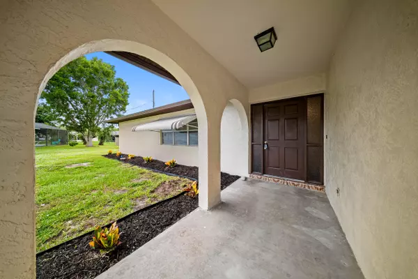 Port Saint Lucie, FL 34952,104 Lomas CT