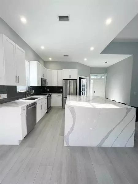 304 NW Bentley CIR, Port Saint Lucie, FL 34986