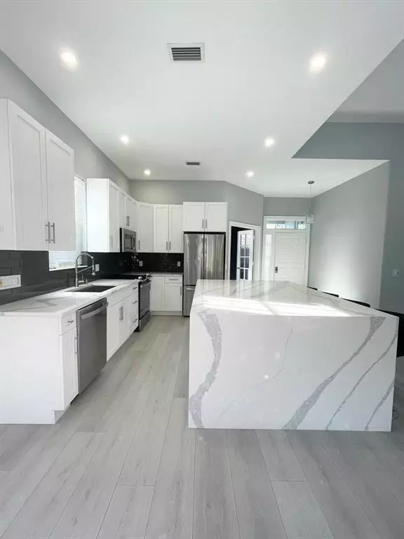 304 NW Bentley CIR, Port Saint Lucie, FL 34986