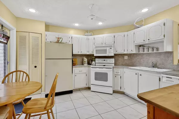 Royal Palm Beach, FL 33411,6 N Greenway Village 210