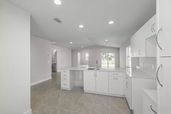 Port Saint Lucie, FL 34952,2 SE Hernando LN