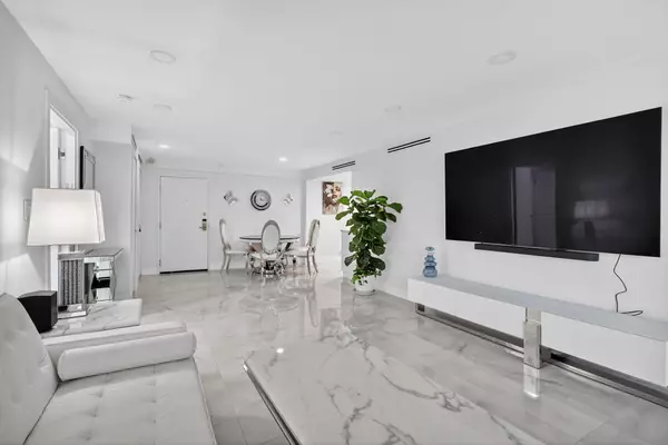 Miami Beach, FL 33140,5225 Collins AVE 1408