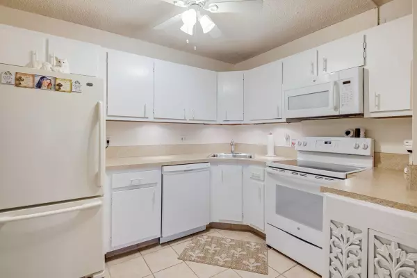 Greenacres, FL 33463,122 Lake Pine CIR A-1