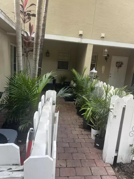 2102 N Maplewood Drive, Greenacres, FL 33415