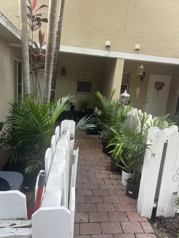 2102 N Maplewood Drive, Greenacres, FL 33415