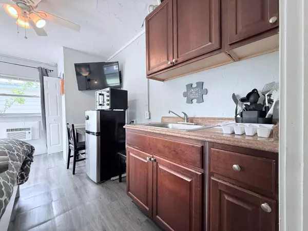 West Palm Beach, FL 33401,517 Kanuga DR 4