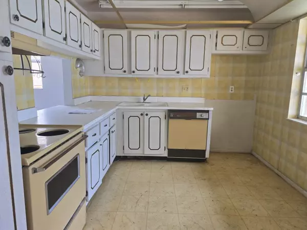 West Palm Beach, FL 33411,449 Lake Helen DR