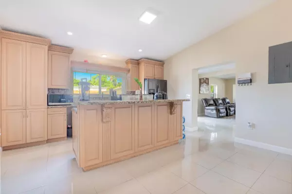 Pembroke Pines, FL 33023,6824 SW 5th ST