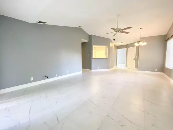 Boynton Beach, FL 33426,815 W Boynton Beach BLVD 16-201