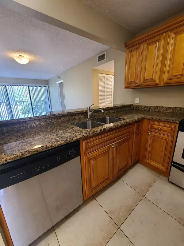 West Palm Beach, FL 33411,1601 Balfour Point DR G