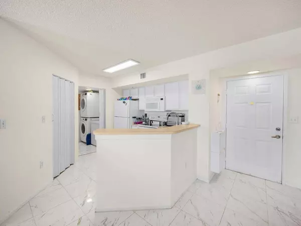 Hypoluxo, FL 33462,1200 Scotia DR 404