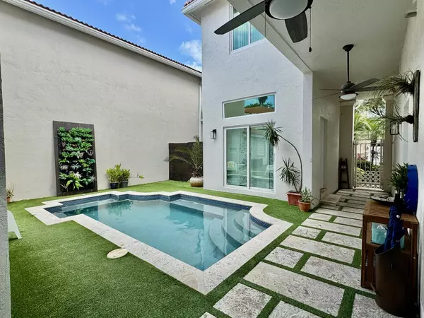 Hollywood, FL 33019,1087 Satinleaf ST