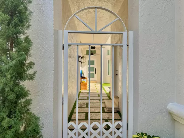 Hollywood, FL 33019,1087 Satinleaf ST