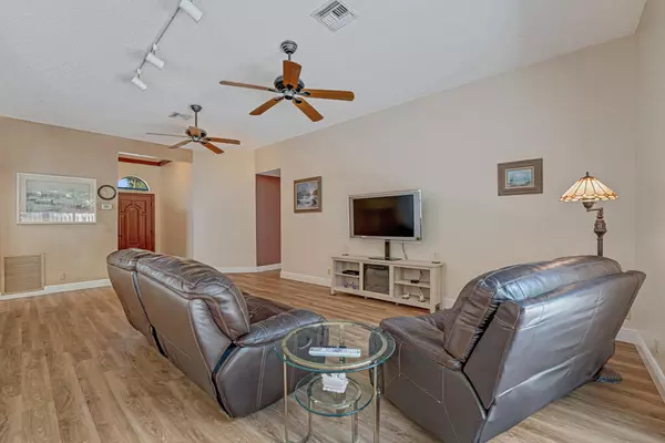 Lake Worth, FL 33467,9935 Cross Pine CT