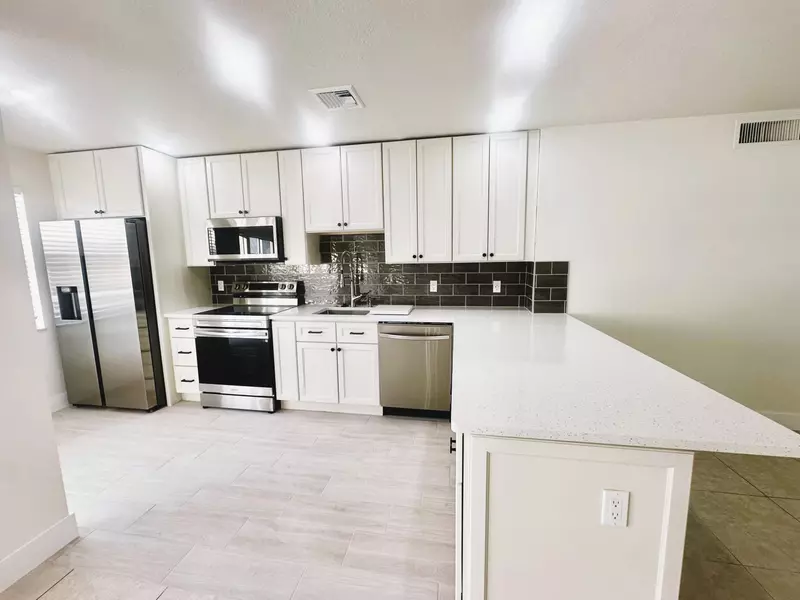 19 Colonial Club DR 203, Boynton Beach, FL 33435