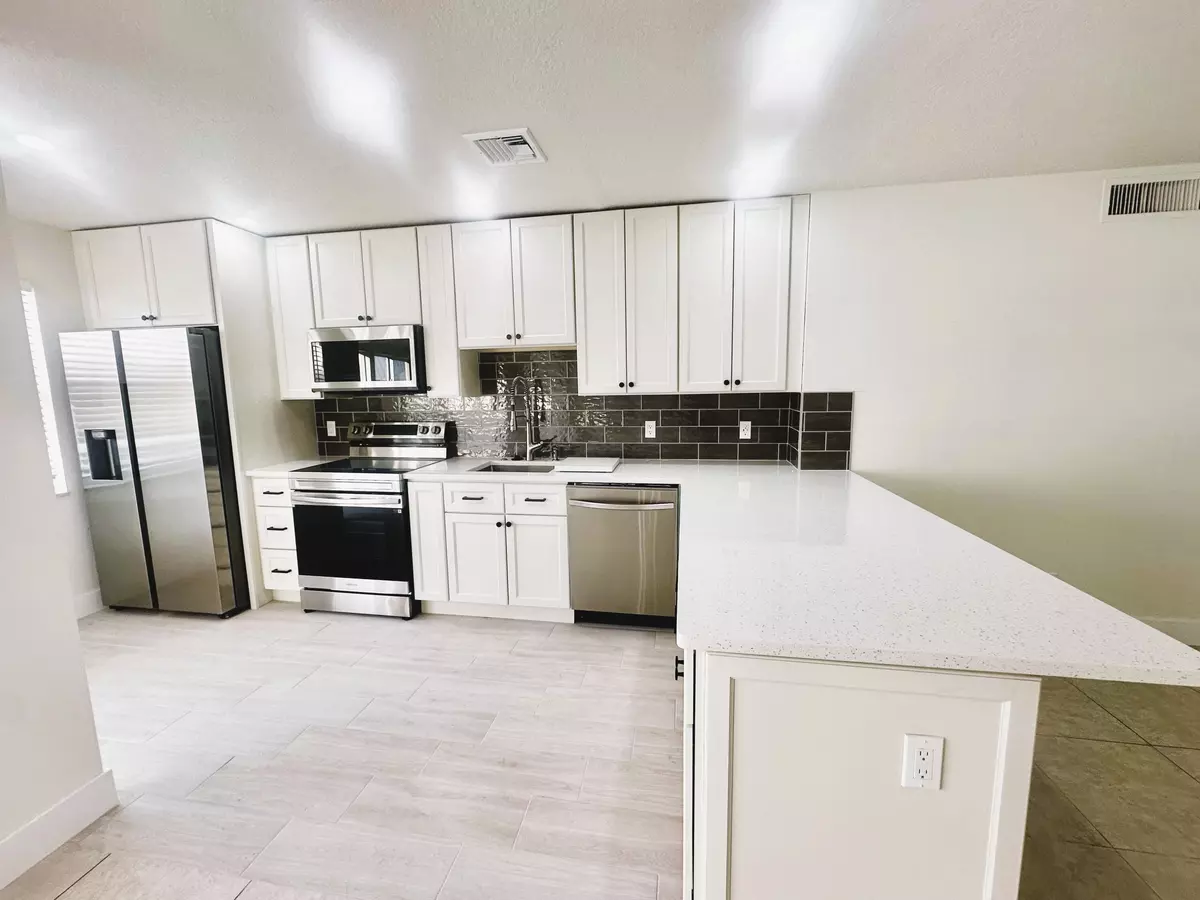 Boynton Beach, FL 33435,19 Colonial Club DR 203